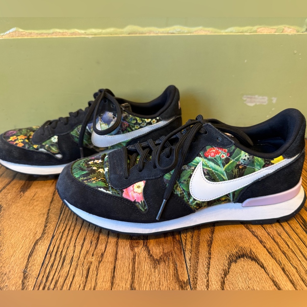 Nike Women’s Internationalist Spring Garden - Black and Floral Size 8.5